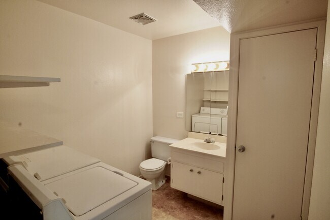 Building Photo - 1597 Drake Dr
