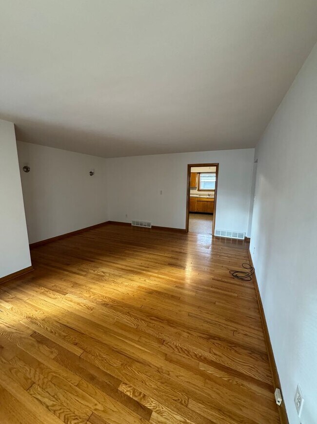 Building Photo - Lovely 2 Bed 1 Bath Duplex