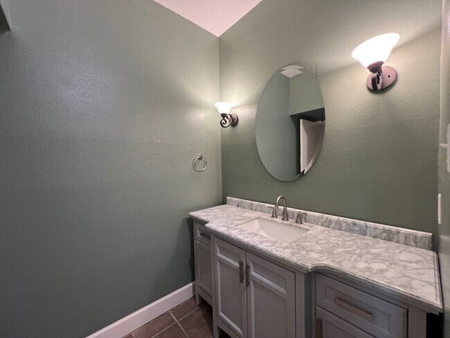 Building Photo - 2025 Augusta Dr