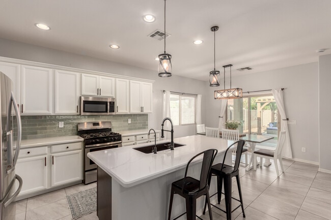 Building Photo - 1562 W Alder Rd