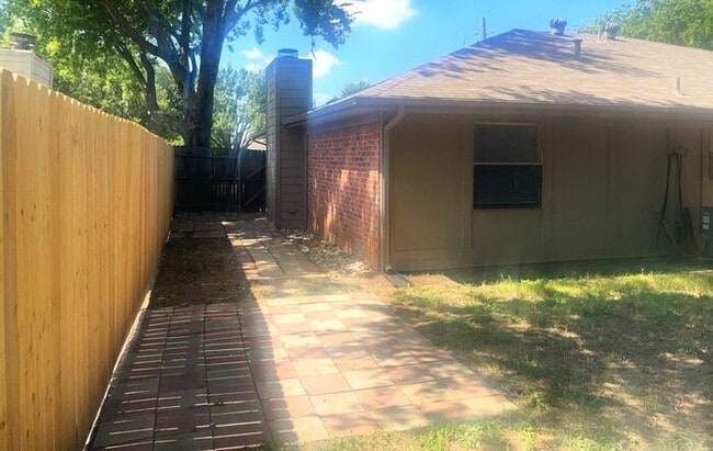 Building Photo - "The Perfect Pair: 2 Beds, 2 Baths, 2-Car Garage — Ready for You!"