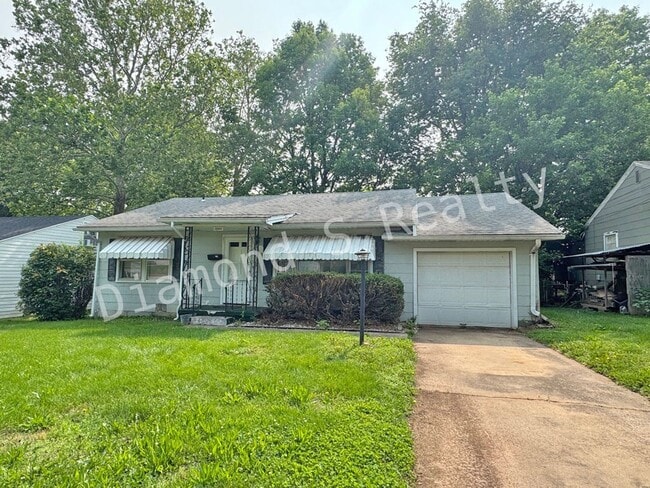 Primary Photo - Cute 2 Bedroom Home Located Near Fort & Su...