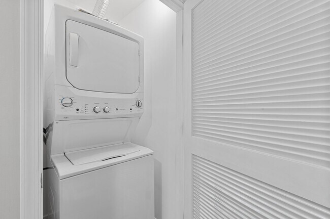 Building Photo - Newly Renovated 2 Bedroom and 1.5 Bath