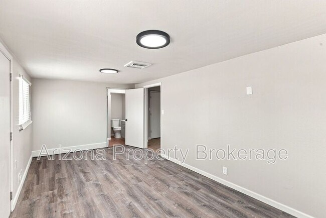 Building Photo - 3302 W Solano Dr S