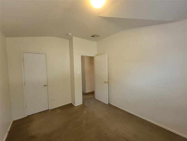 Building Photo - 2410 Lakecrest Village Ct