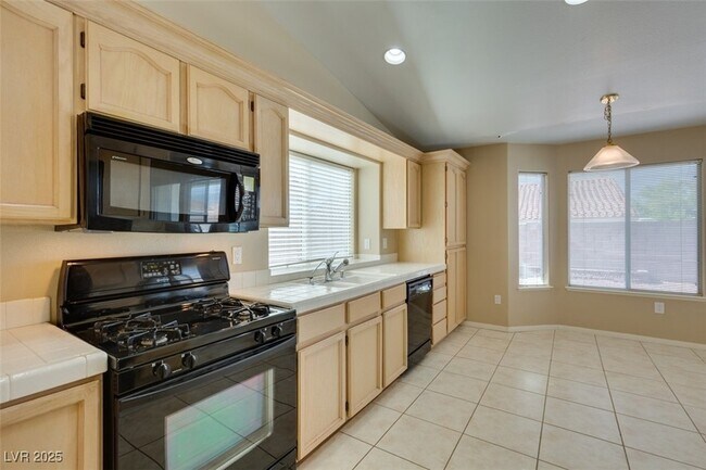 Building Photo - 1744 Knotty Pine