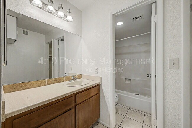 Building Photo - 4050 E Cactus Rd