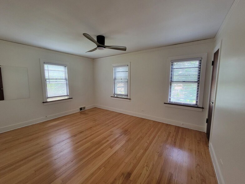Building Photo - 10529 S Eberhart Ave