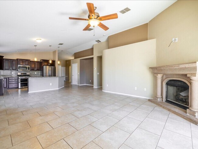 Building Photo - 3 Bedroom 2 Bathroom with Den!