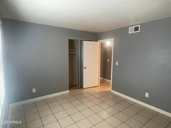 Building Photo - 602 E Townley Ave