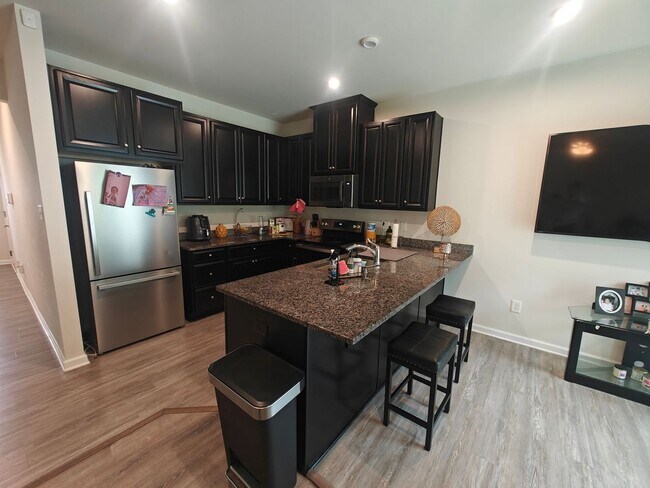 Building Photo - 3 bedroom townhome