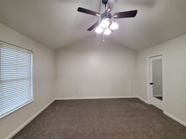 Building Photo - "Charming 2-Bed Townhouse Retreat with Modern Comforts in Hendersonville!"