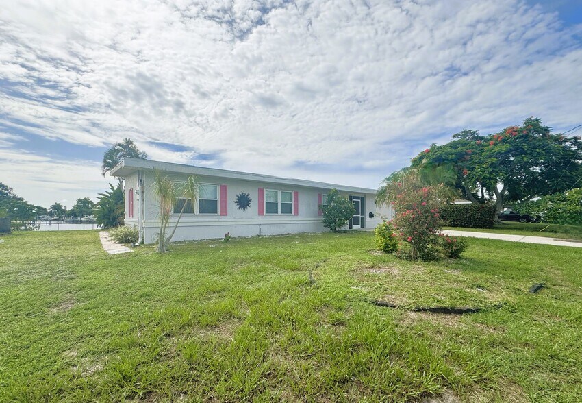 Building Photo - Waterfront Pool Home in Port Charlotte