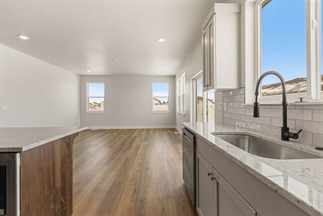 Building Photo - SUGAR CITY TWIN HOME 3 BED 2 FULL BATH - FENCED YARD WITH EX-LARGE 2 STALL GARAGE