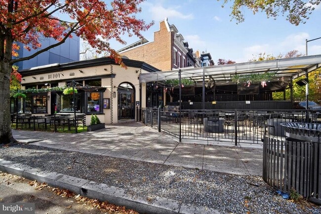 Building Photo - 1000 Park Rd NW