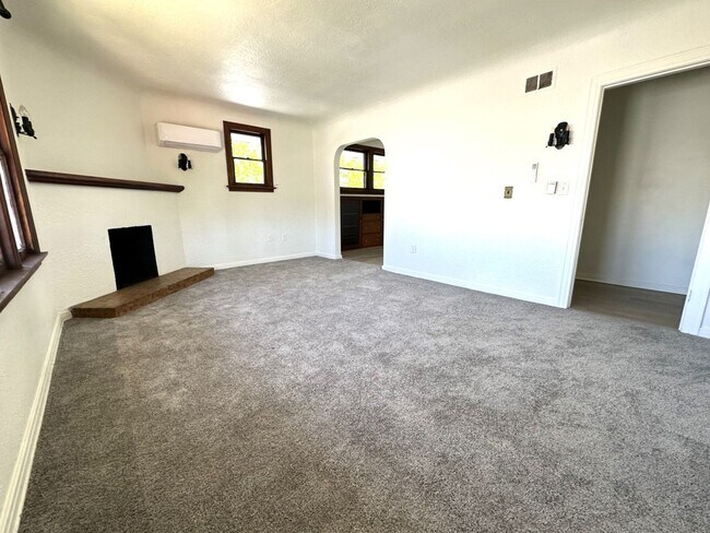 Building Photo - University Heights -Huge 1 Bedroom with Bonus Room/Bedroom and AC in Charming Vintage Building