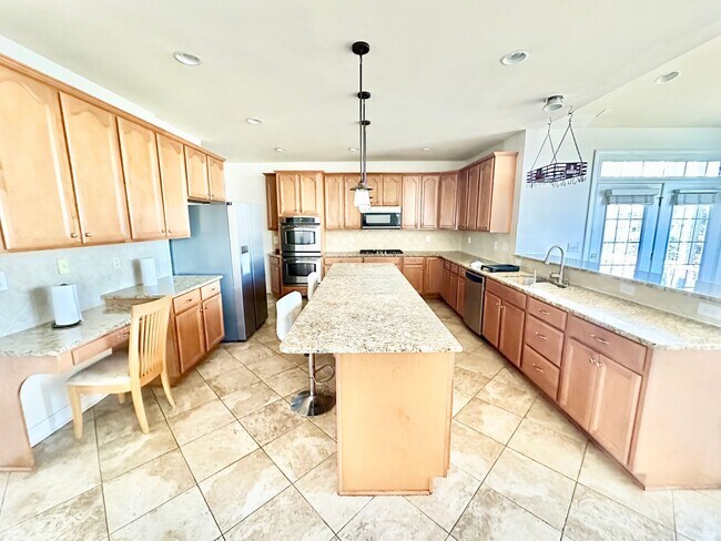 Building Photo - 715 Fairway Point Dr