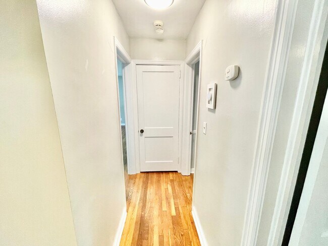 Building Photo - Beautiful 3 Bed 1 Bath Home Located near target shopping center off of Battleground in desirable ...