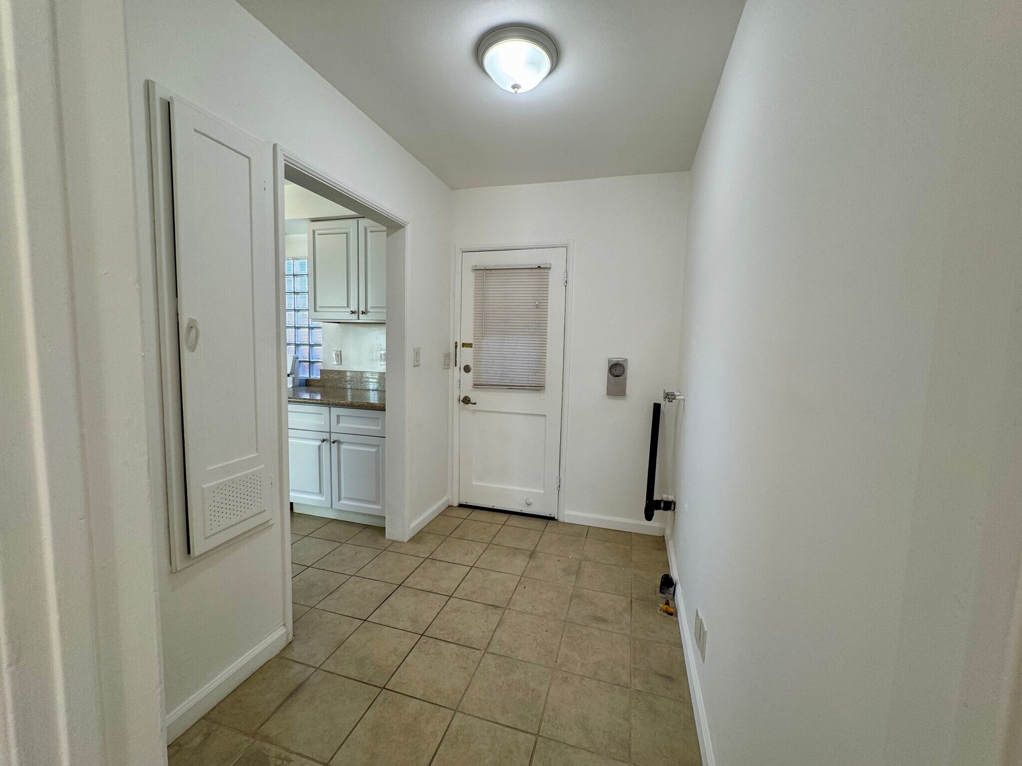 Building Photo - 6122 S Fairfax Ave