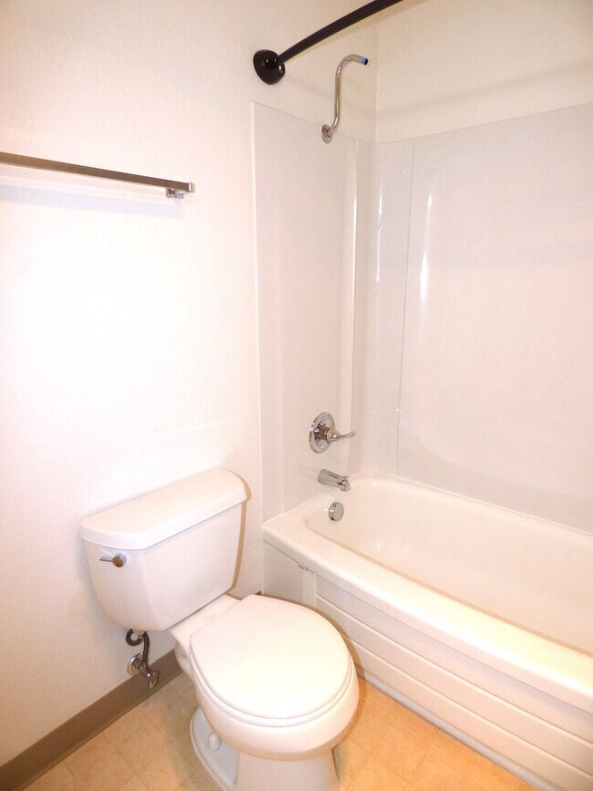 Building Photo - Rent Special: 1/2 Off April's Rent!! - Upstairs 2 Bedroom Unit