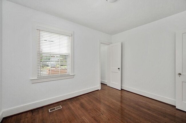 Building Photo - 819 Weedon St