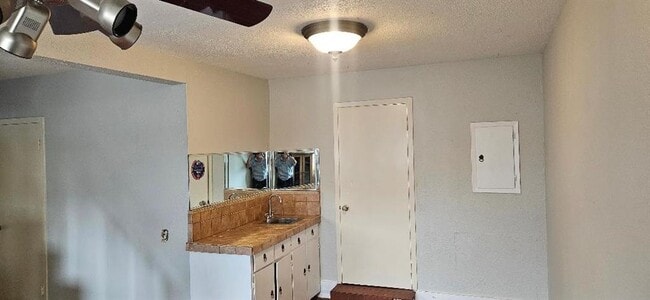 Building Photo - 5927 Moonmist Dr