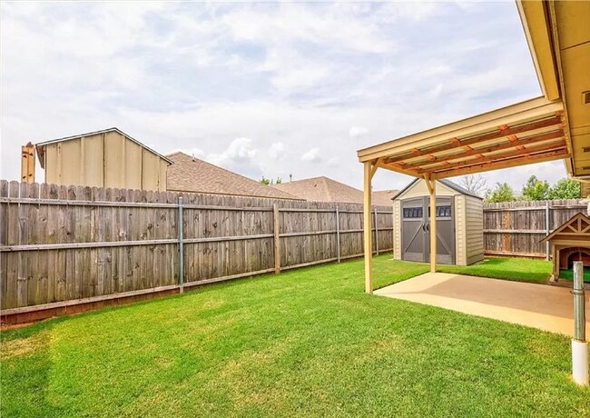 Building Photo - Gorgeous 3 bedroom 2 Bath and 2 Car Home in the Heart of Yukon