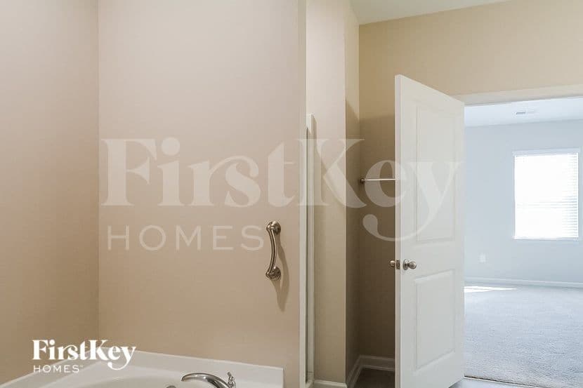 Building Photo - 302 N Great White Way