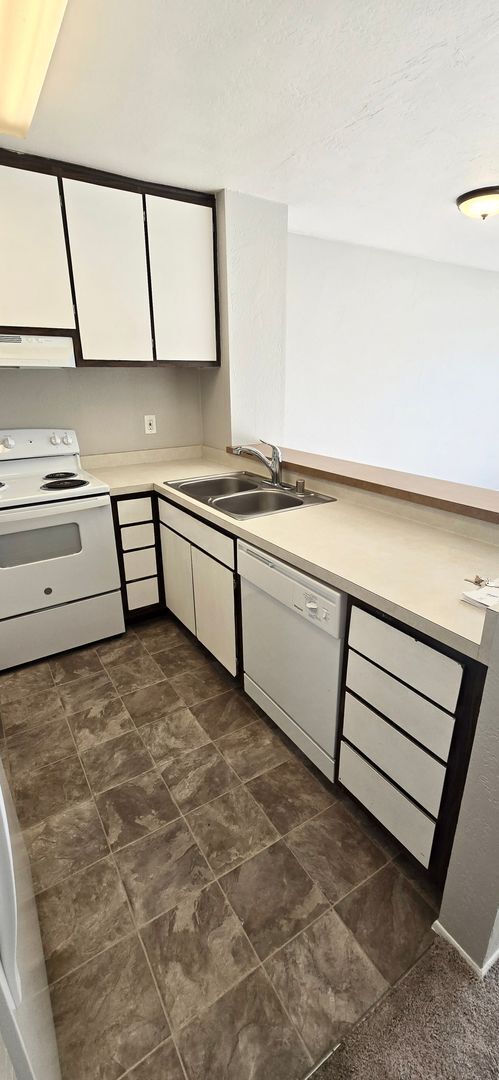 Building Photo - Charming 1-Bedroom Condo with Partial Bay Views & Summer Fireworks!