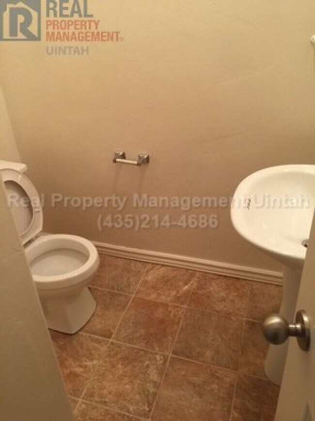 Building Photo - 3 Bed 2.5 Bath Townhome in Split Mountain.