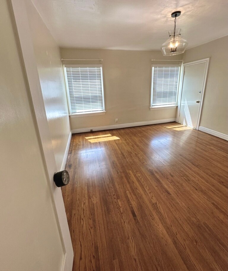 Bedroom - 1925 N Commonwealth Ave