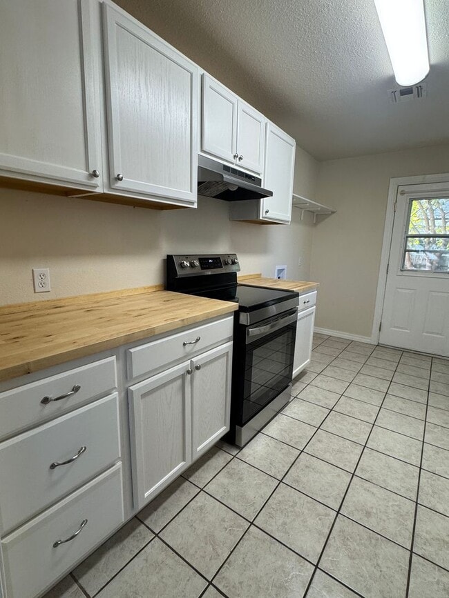 Building Photo - 3109 NW Liberty- AVAILABLE NOW!