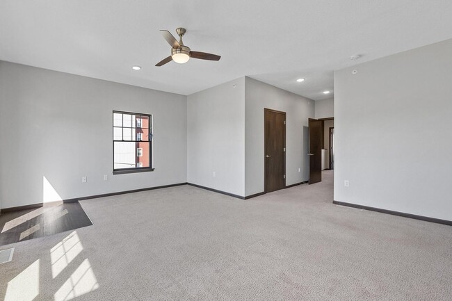 Building Photo - End Unit Townhome Just Blocks Away From Do...