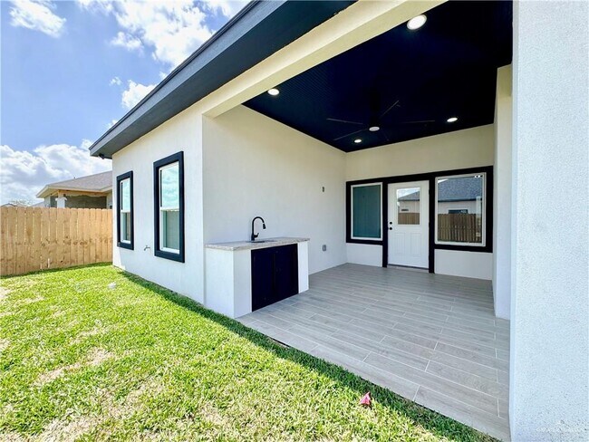 Building Photo - 32 Durango Dr