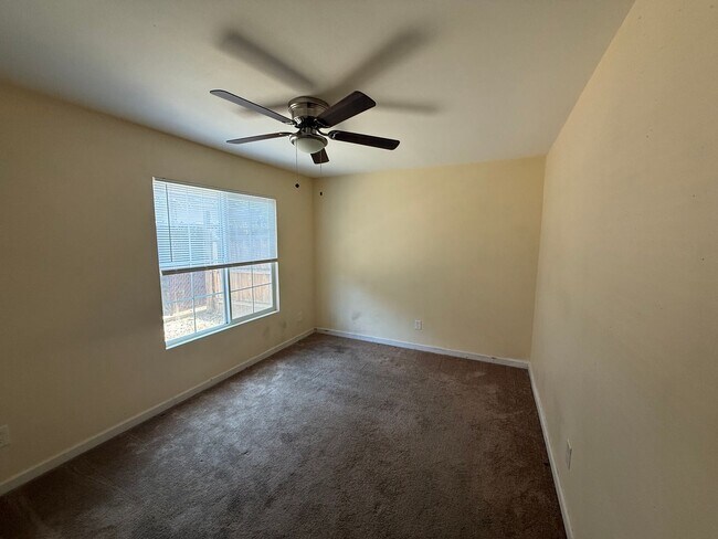 Building Photo - 2 Bedroom 2 Bath in Hemet!