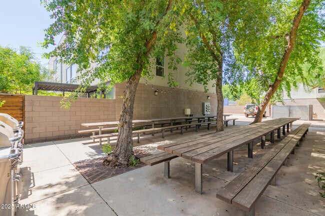 Building Photo - 727 E Portland St