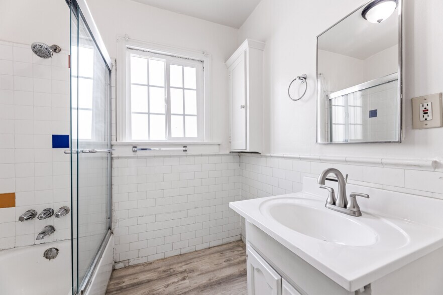 Building Photo - 1339 S Sycamore Ave