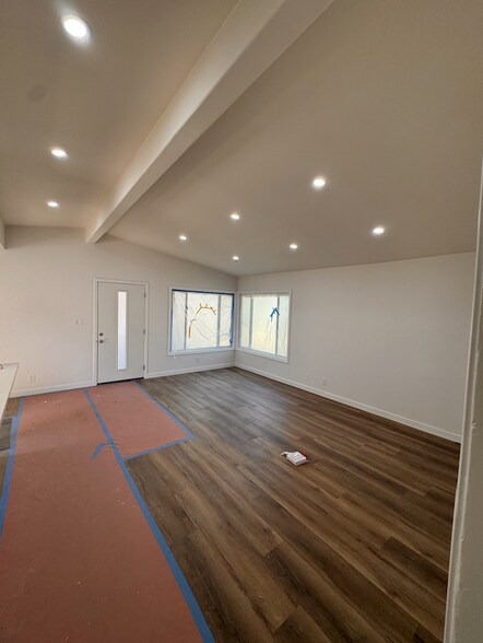 large open floor plan - 10802 Doty Ave