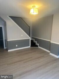 Building Photo - 702 N Kenwood Ave