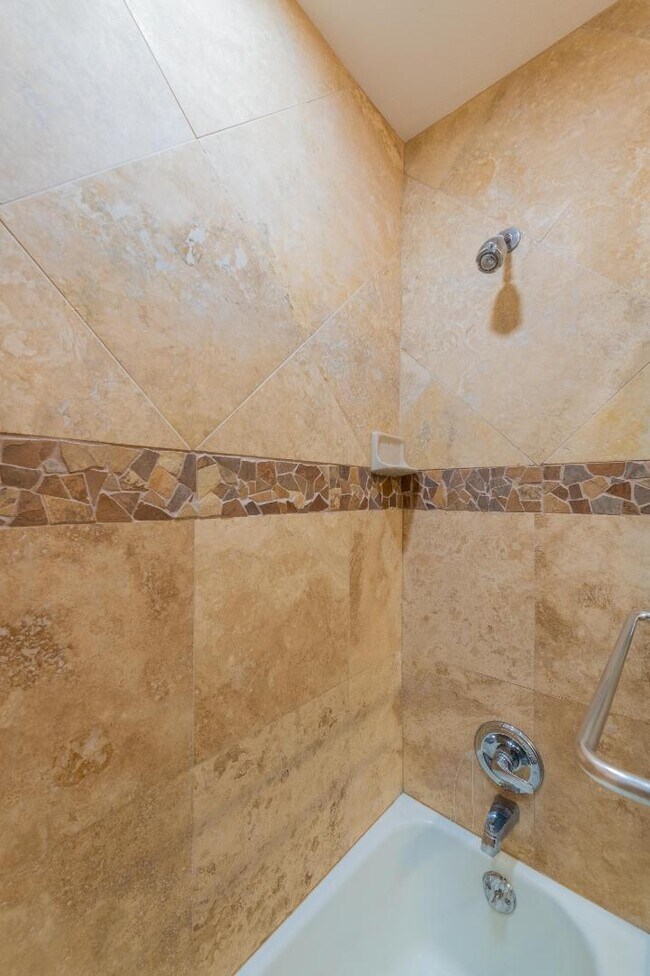 Building Photo - 7113 Welton Dr NE