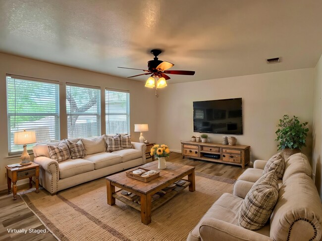 Building Photo - Large 4 bedroom/2.5 bath conveniently located to Lackland AFB! Move-in Ready!