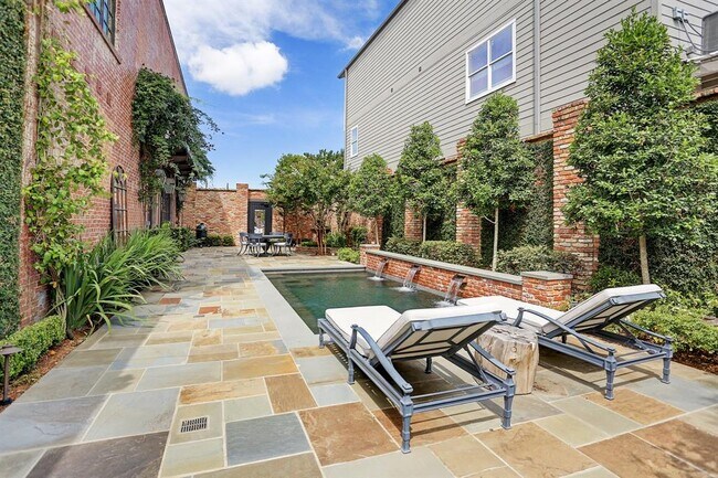 Building Photo - 808 Coronado St