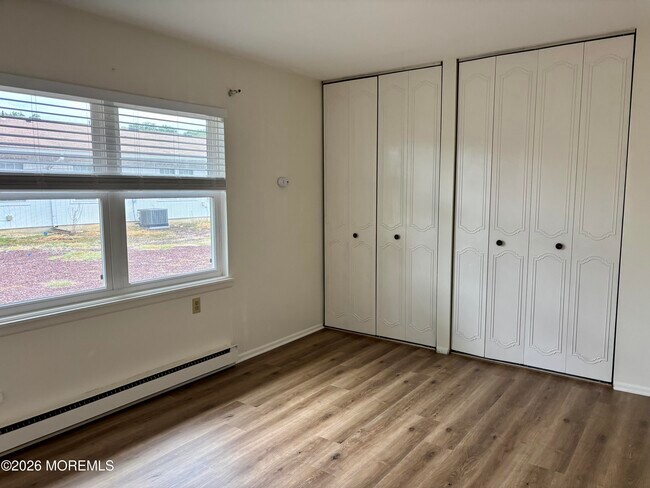 Building Photo - 1192B Clydebank Ct