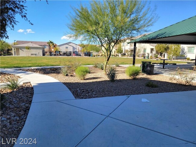 Building Photo - 3-BEDROOM TOWNHOME IN GATED NORTH LAS VEGA...