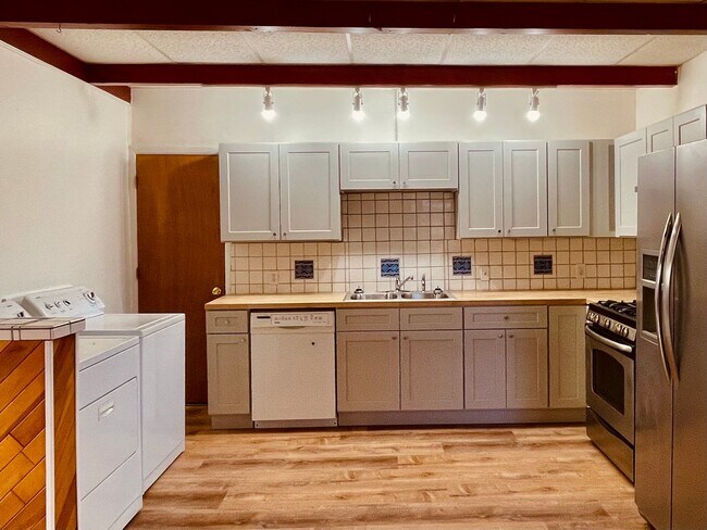 Building Photo - quiet triplex Near   UNM's  medical/law campus