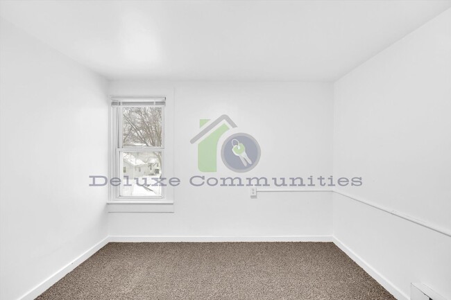 Building Photo - GORGEOUS 4 BEDROOM HOME!!! Available NOW- Month to month lease only!