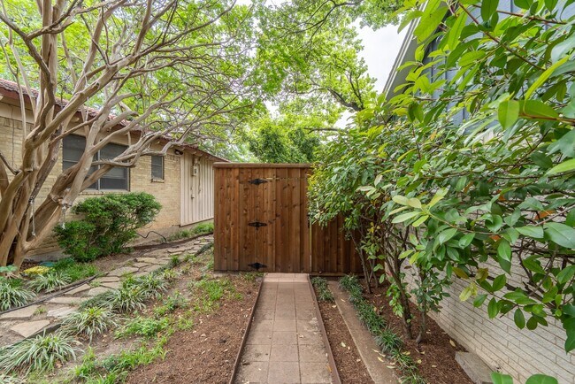 Building Photo - Great home in a desirable location with mature trees!