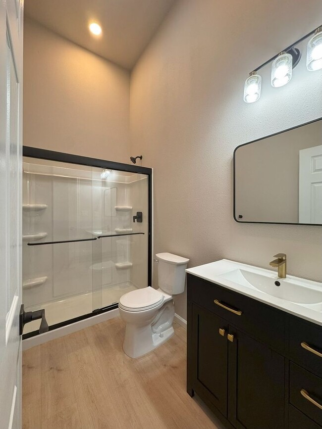 Building Photo - 418 S Commercial St