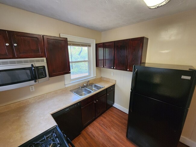 Building Photo - 3 Bedrooms, 1.5 Bath Brick Bungalow with Basement & Large Yard.  Close to UofL.