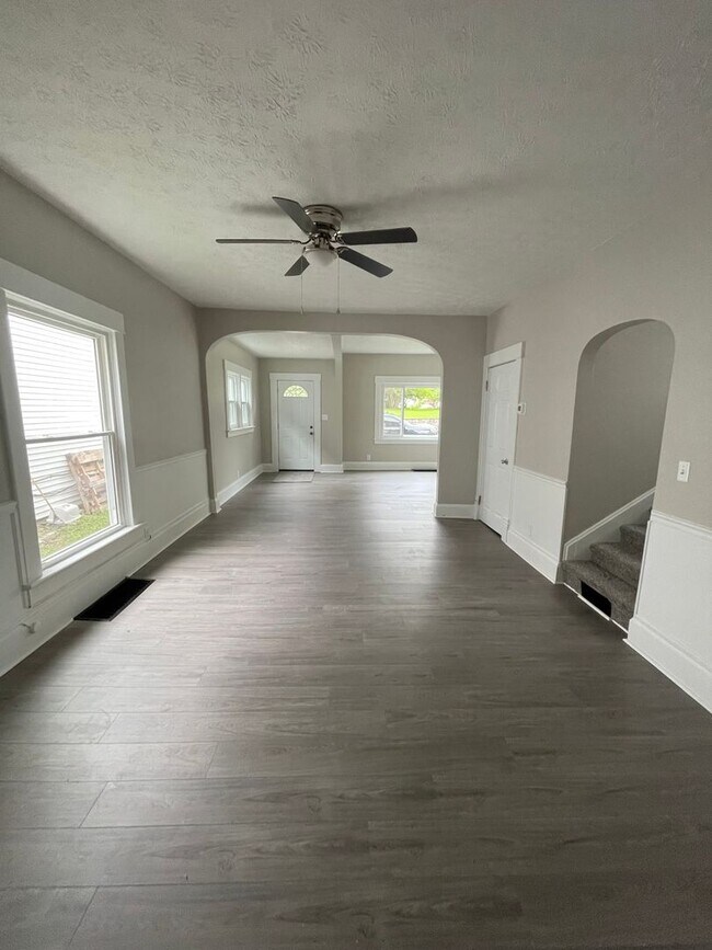 Building Photo - Three Bedroom House